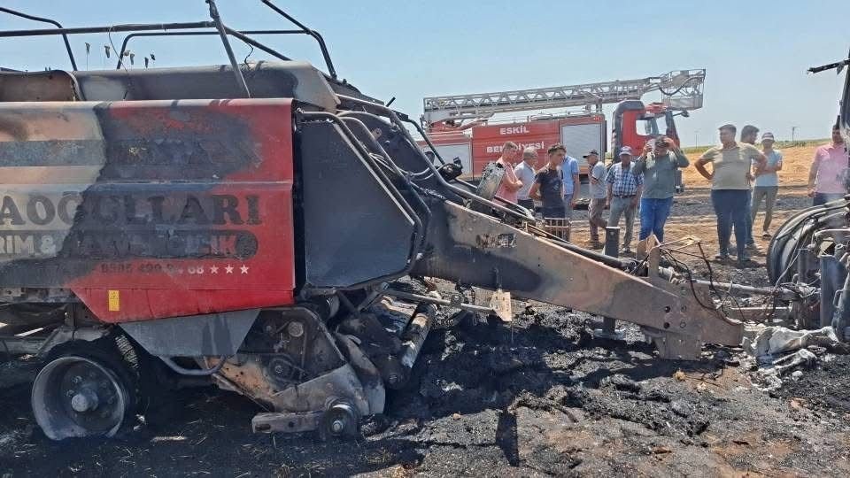 Balya makinesi alev aldı, traktör ve 3 dekar tarla yandı