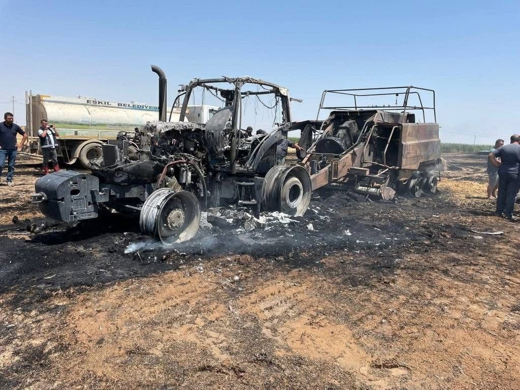 Balya makinesi alev aldı, traktör ve 3 dekar tarla yandı