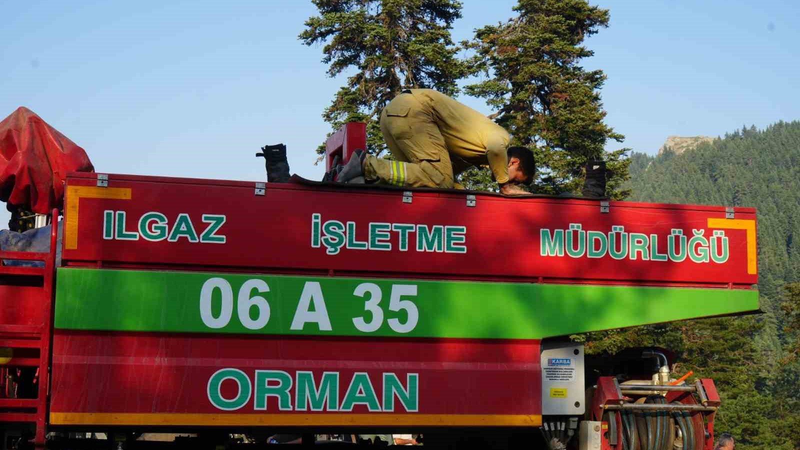 Yangınla mücadele arasında araç üzerinde namazını kıldı