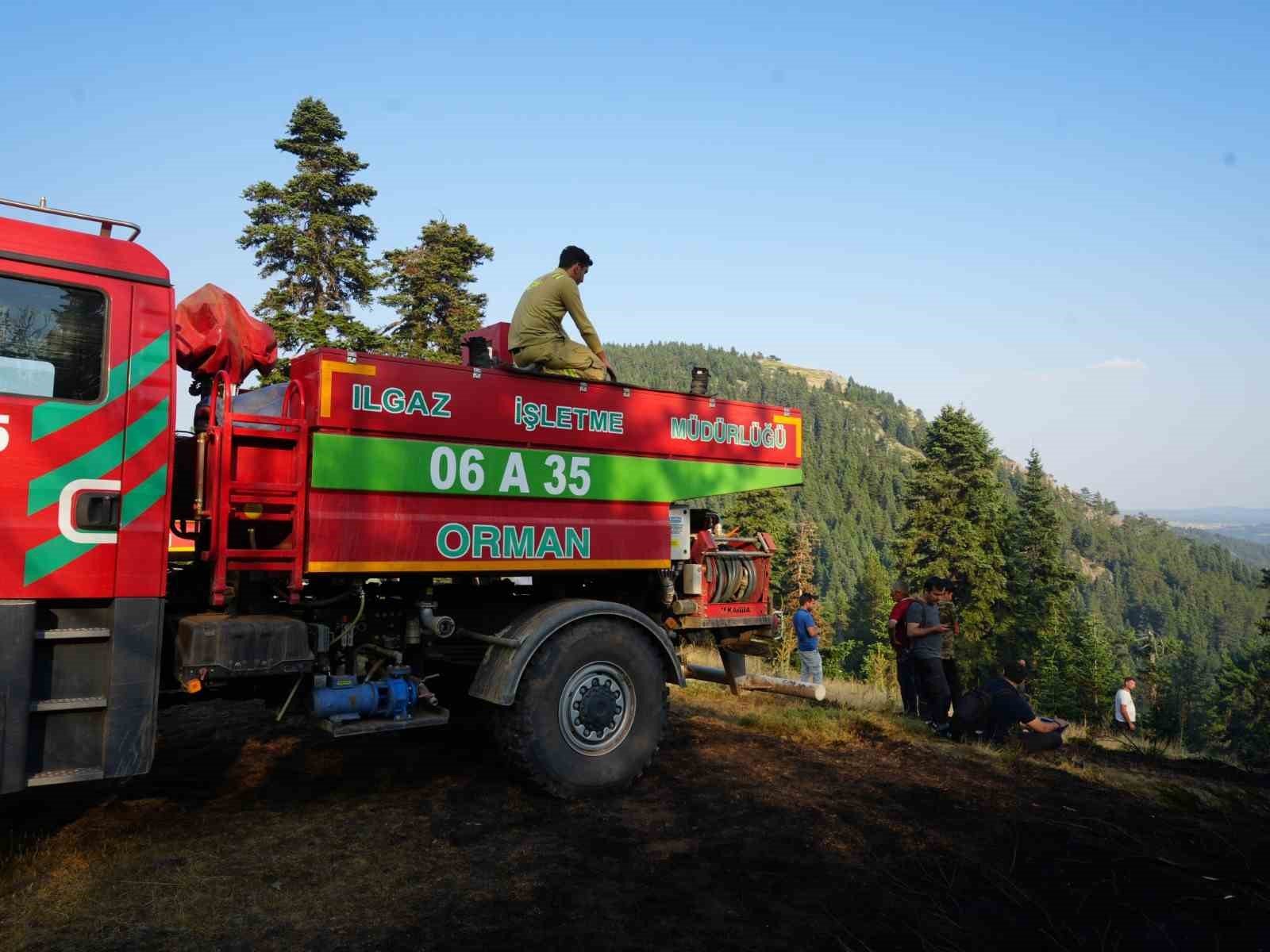 Yangınla mücadele arasında araç üzerinde namazını kıldı