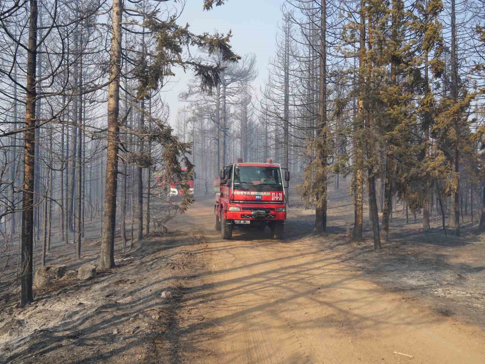 Yangınla mücadele arasında araç üzerinde namazını kıldı