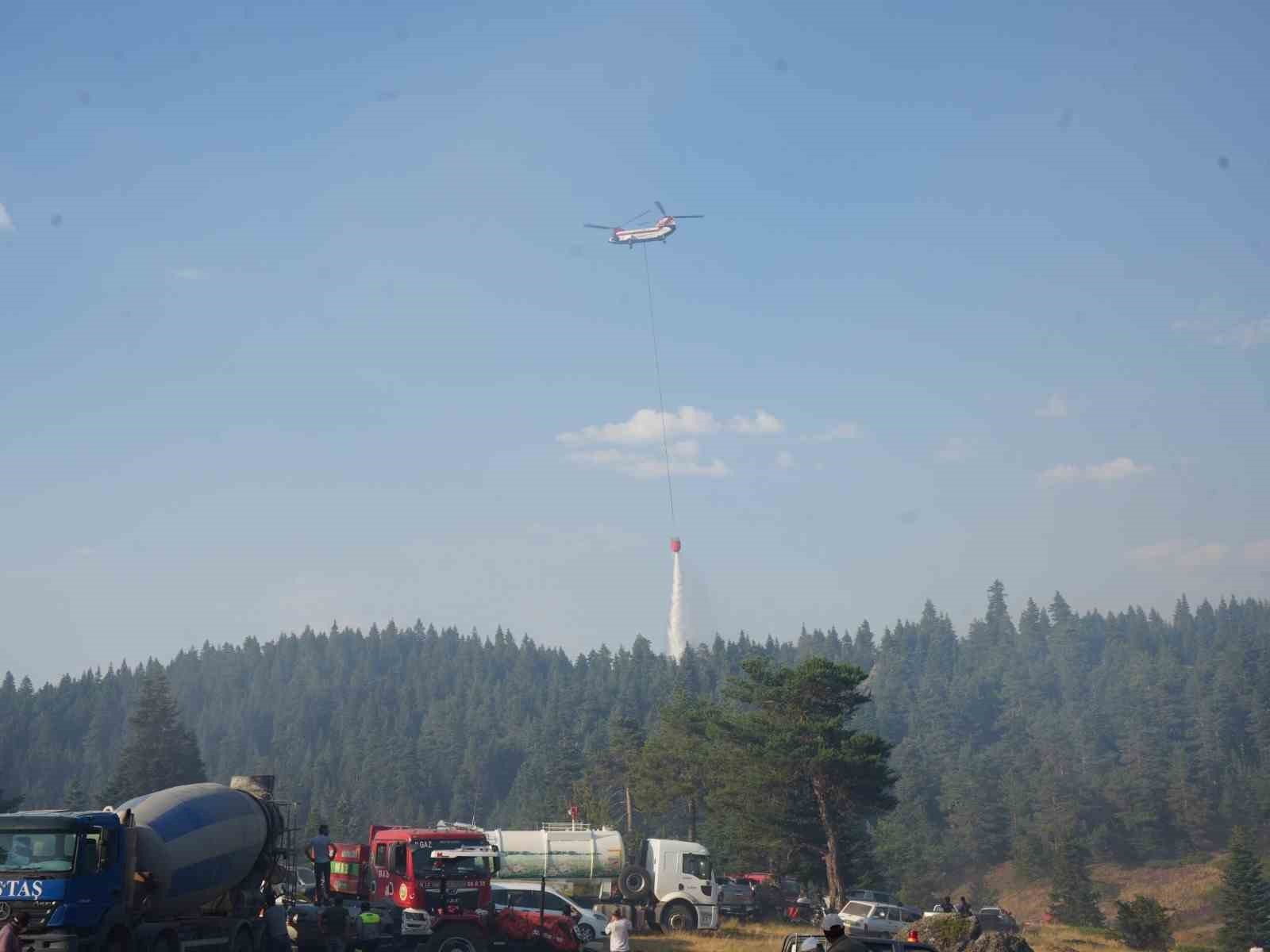 Yangınla mücadele arasında araç üzerinde namazını kıldı
